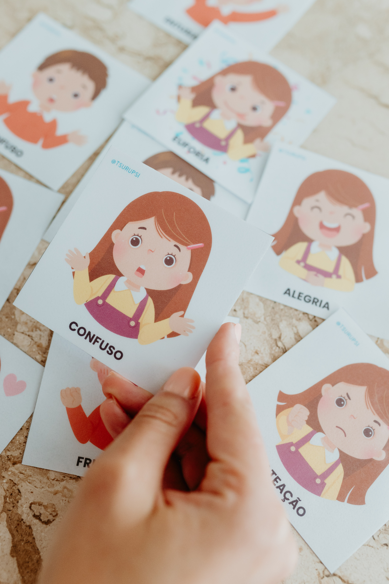 Cartas terapêuticas com ilustrações de emoções, produzidas pela TsuruPsi.